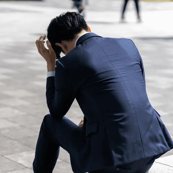 職場の悩みを抱え、頭を抱える会社員